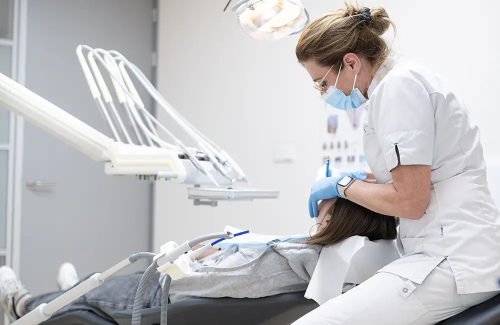 Behandeling-mondhygiënist-Tandartsenpraktijk-Veritas-Velp